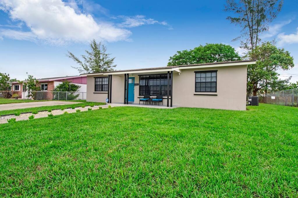 Modern Getaway Near The Beach With Room For A Boat West Palm Beach Exterior photo