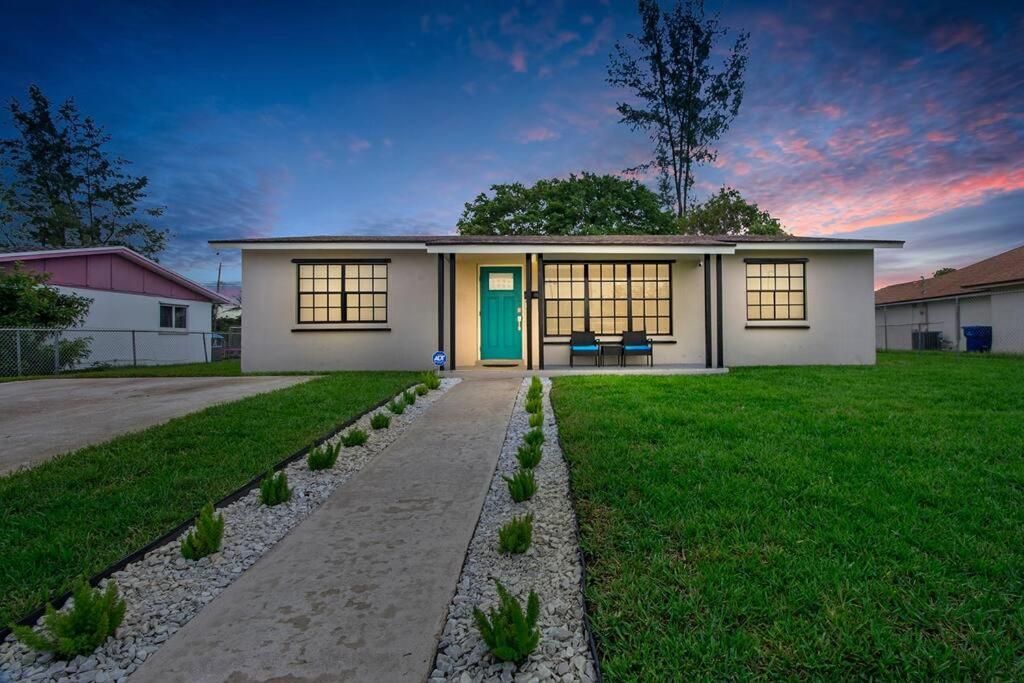 Modern Getaway Near The Beach With Room For A Boat West Palm Beach Exterior photo
